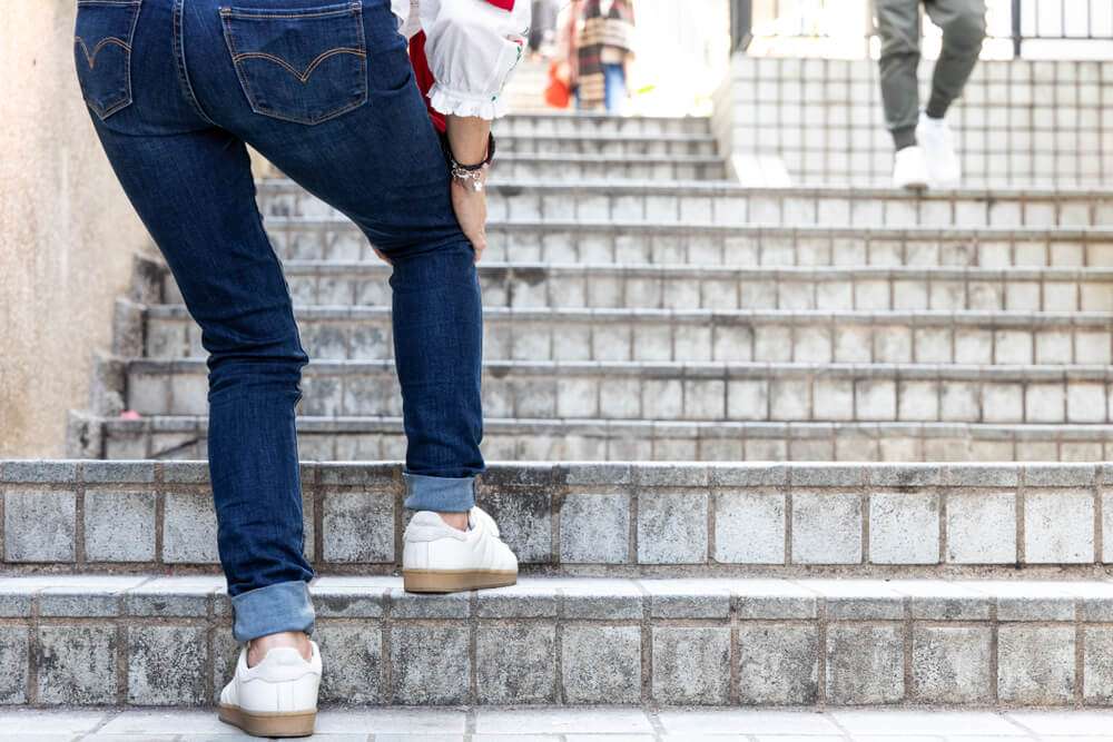 Climbing stairs &  Knee pains: Is there a way to do it correctly ...